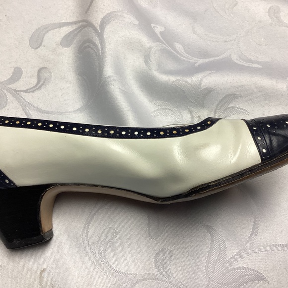 Salvatore Ferragamo Dress Shoes5/1/2 B navy n white chunk 2 in kitten heel - Picture 7 of 10